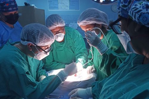 Procedimientos de alta complejidad como el trasplante de riñón se viene realizando en el Hospital Nacional Arzobispo Loayza Foto: ANDINA/archivo.