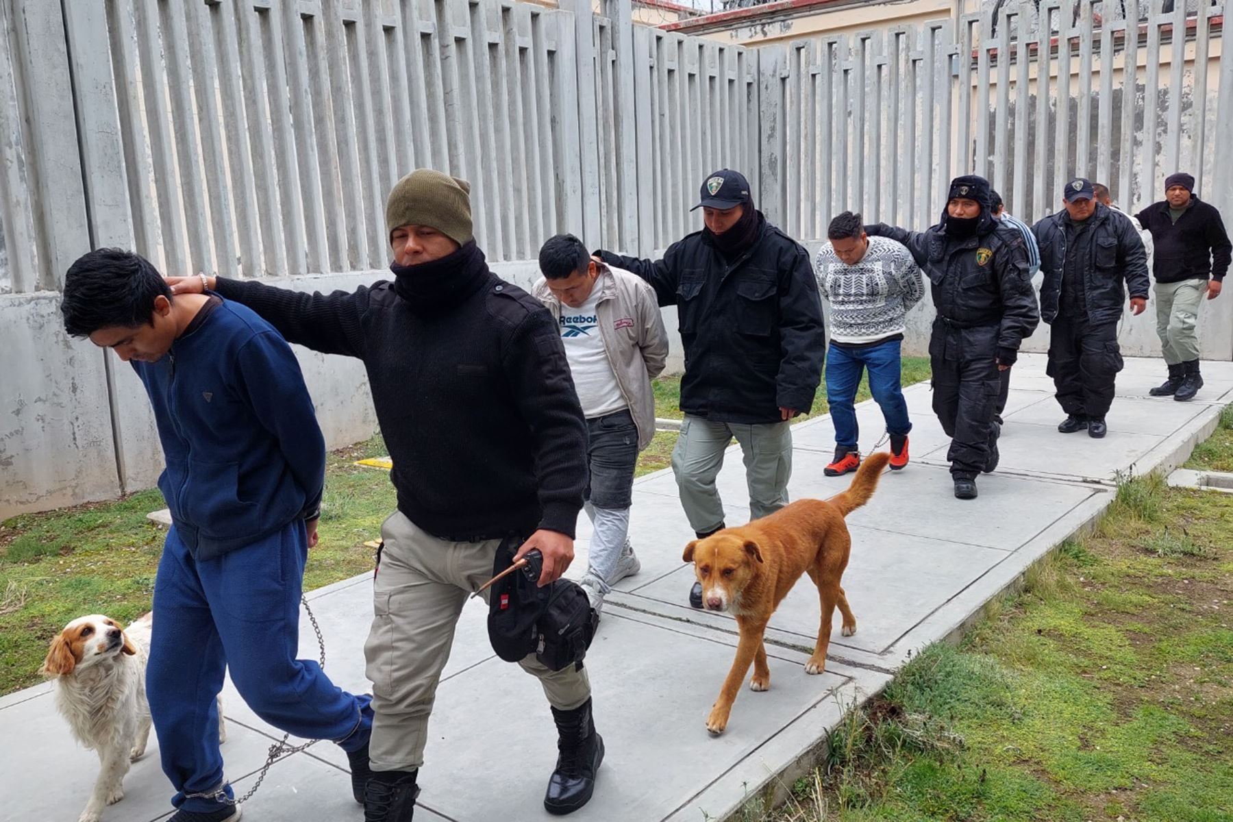 Traslado de internos del penal de Trujillo hacia el establecimiento de Cochamarca, Cerro de Pasco. Foto: Inpe/Difusión.