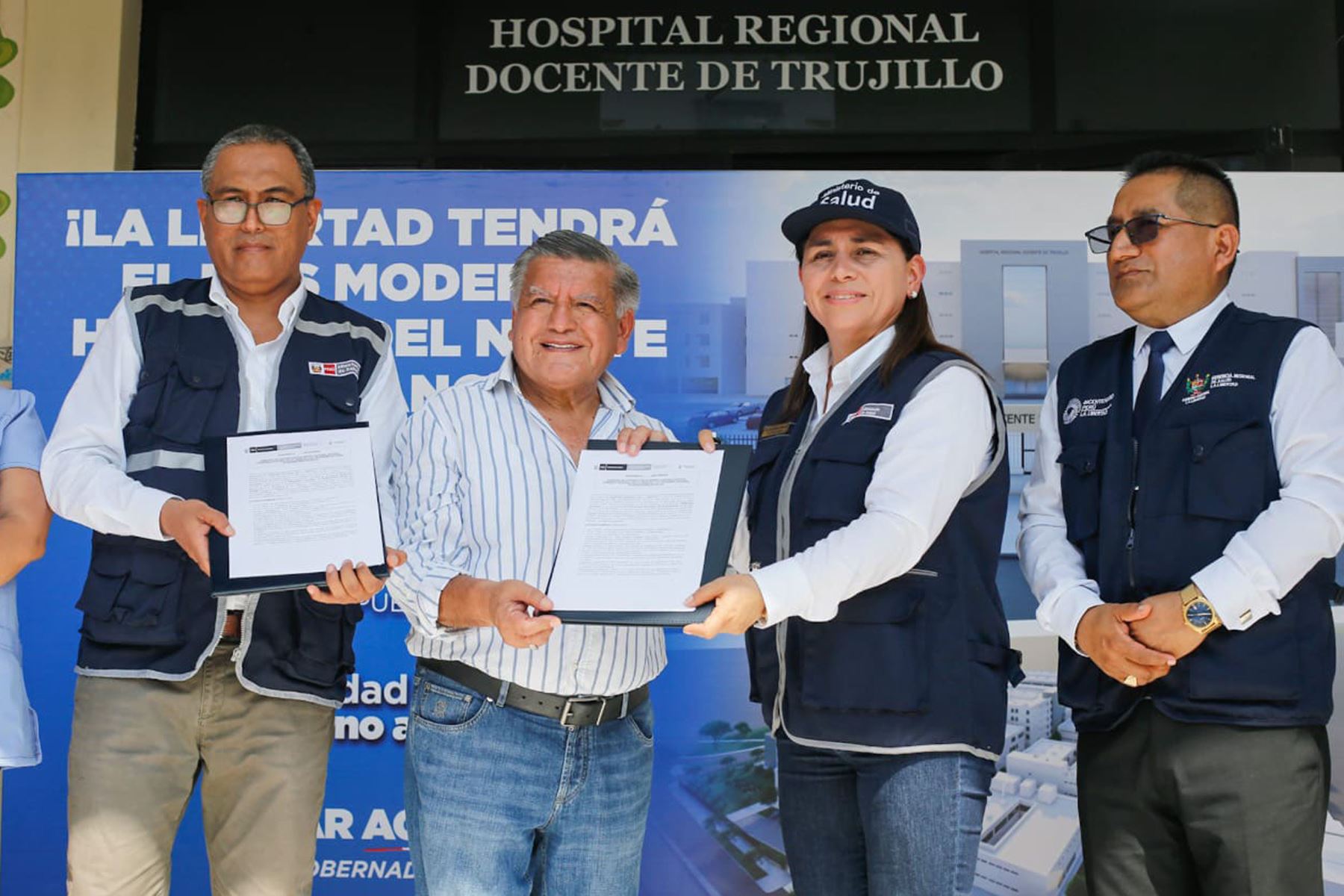 La ministra de Salud, Rosa Gutiérrez, y el gobernador de La Libertad, César Acuña, suscribieron un convenio que hará realidad el sueño de la macro región norte de contar con un moderno hospital para su población. ANDINA/ Minsa.