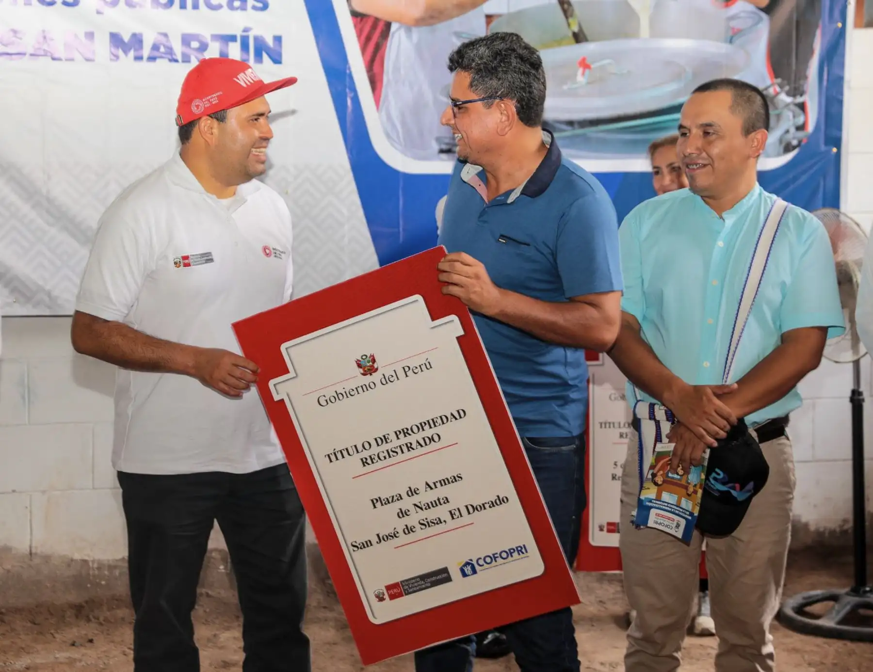 La ceremonia de entrega de títulos de propiedad para equipamientos urbanos estuvo liderada por el viceministro de Vivienda y Urbanismo, Hernán Navarro Franco, quien entregó a las autoridades locales y sectores de educación, salud y otros; 6 títulos para colegios, 5 para postas y centros médicos y 77 para diversos usos públicos como parroquias, plazas, parques y jardines, espacios recreacionales y deportivos, entre otros, a las provincias de Bellavista, El Dorado, Huallaga, Lamas, Mariscal Cáceres, Moyobamba
Foto:ANDINA/MVCS