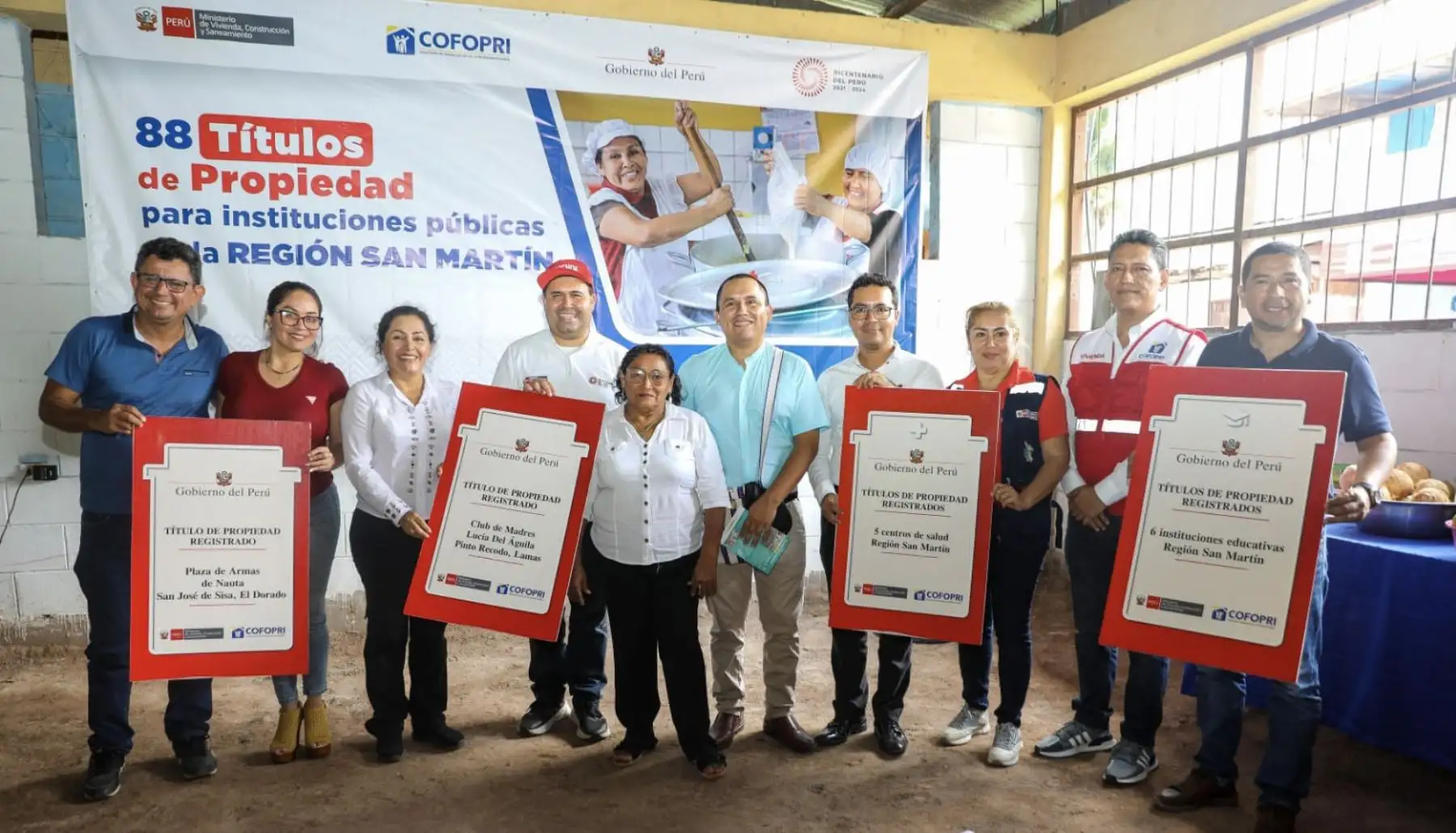 La ceremonia de entrega de títulos de propiedad para equipamientos urbanos estuvo liderada por el viceministro de Vivienda y Urbanismo, Hernán Navarro Franco, quien entregó a las autoridades locales y sectores de educación, salud y otros; 6 títulos para colegios, 5 para postas y centros médicos y 77 para diversos usos públicos como parroquias, plazas, parques y jardines, espacios recreacionales y deportivos, entre otros, a las provincias de Bellavista, El Dorado, Huallaga, Lamas, Mariscal Cáceres, Moyobamba
Foto:ANDINA/MVCS