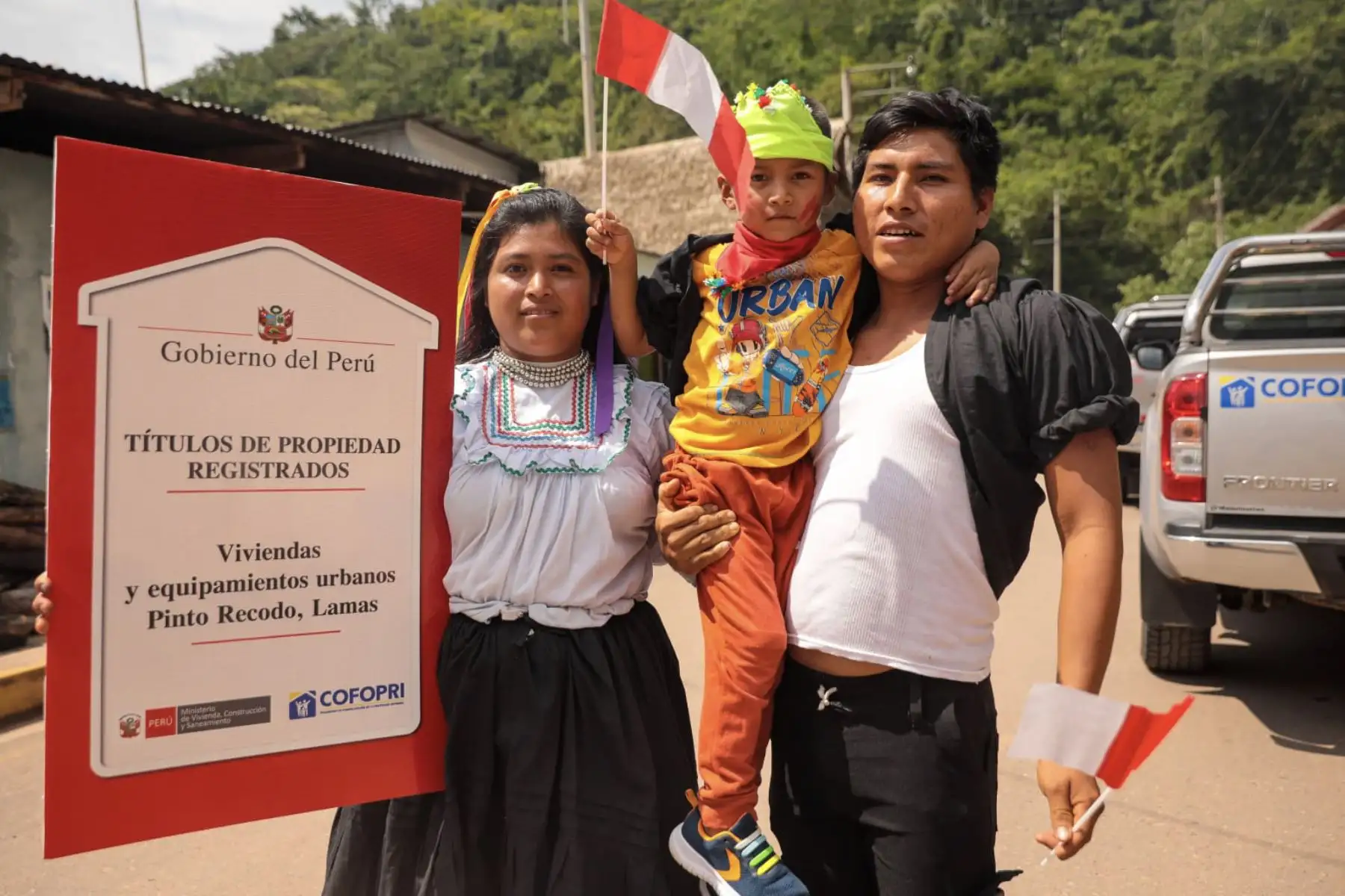 El Ministerio de Vivienda Construcción y Saneamiento, a través del Organismo de Formalización de la Propiedad Informal (Cofopri), entregó en la Región San Martín un total de 1118 títulos de propiedad a familias y 88 destinados a instituciones públicas.
Foto:ANDINA/MVCS