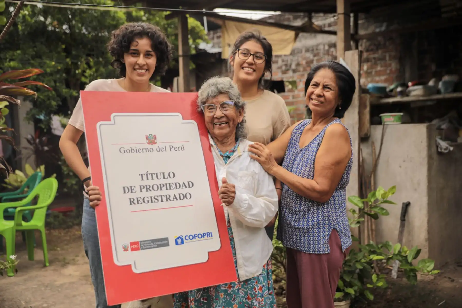 El Ministerio de Vivienda Construcción y Saneamiento, a través del Organismo de Formalización de la Propiedad Informal (Cofopri), entregó en la Región San Martín un total de 1118 títulos de propiedad a familias y 88 destinados a instituciones públicas.
Foto:ANDINA/MVCS
