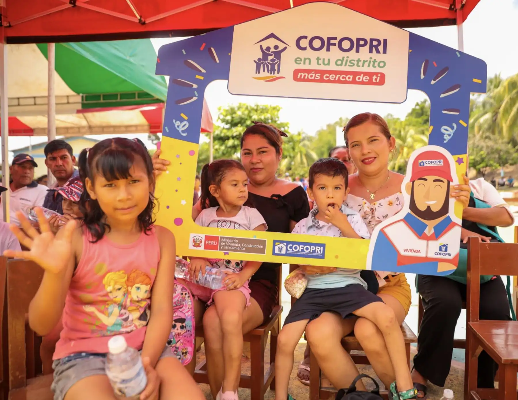 El Ministerio de Vivienda Construcción y Saneamiento, a través del Organismo de Formalización de la Propiedad Informal (Cofopri), entregó en la Región San Martín un total de 1118 títulos de propiedad a familias y 88 destinados a instituciones públicas.
Foto:ANDINA/MVCS