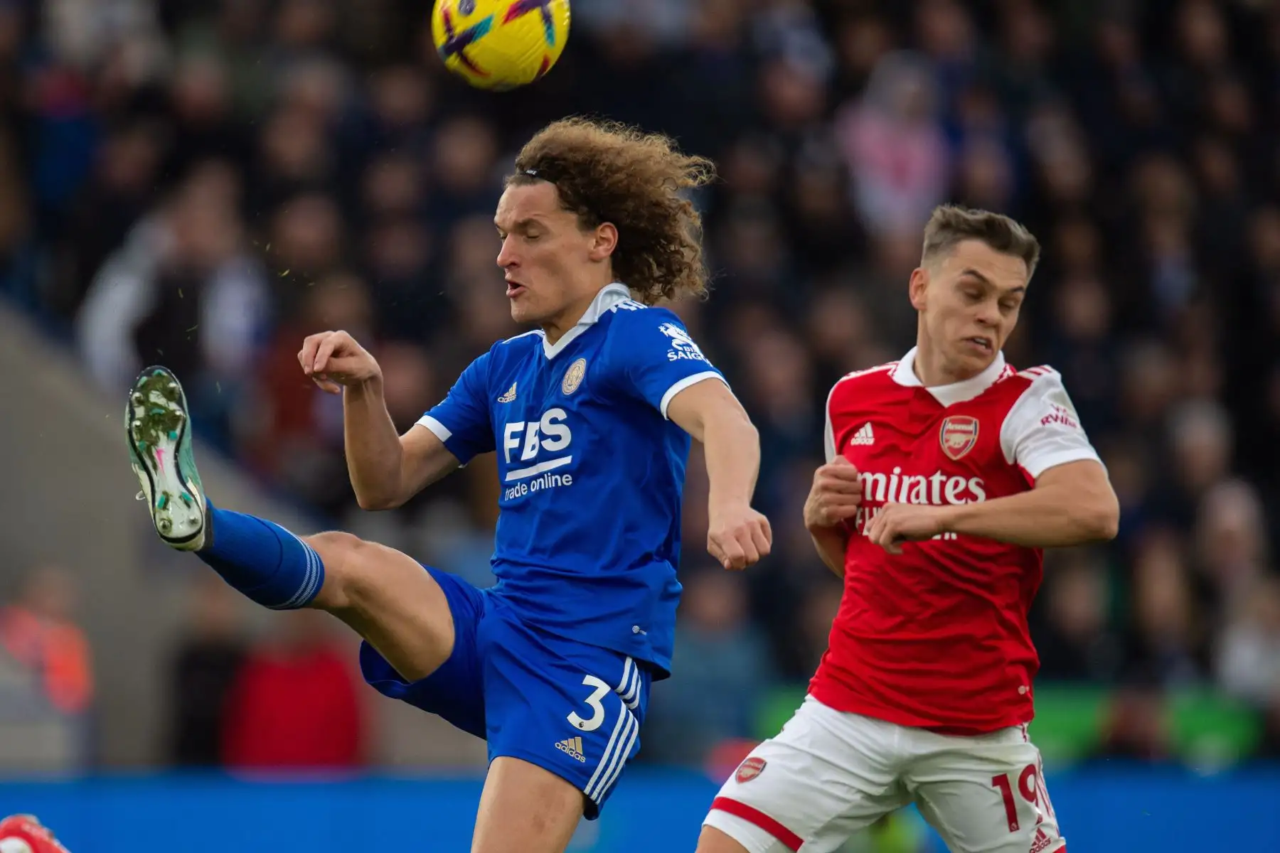Wout Faes  del Leicester City en acción con Leandro Trossard  del Arsenal durante el partido de fútbol de la Premier League inglesa entre el Leicester City y el Arsenal, en Leicester, Gran Bretaña.
Foto: EFE