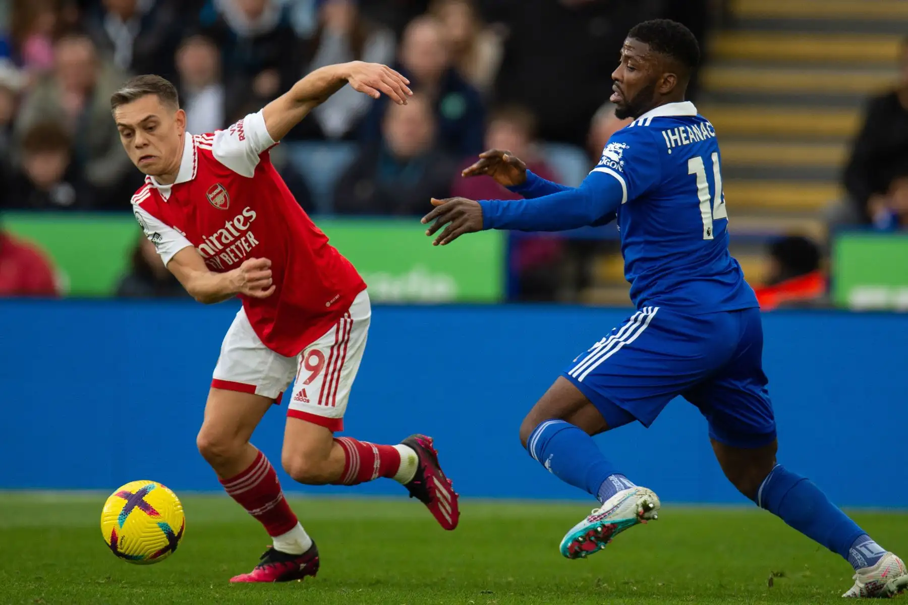 Leandro Trossard  del Arsenal en acción con Kelechi Iheanacho  del Leicester City durante el partido de fútbol de la Premier League inglesa entre el Leicester City y el Arsenal, en Leicester, Gran Bretaña.
Foto. EFE