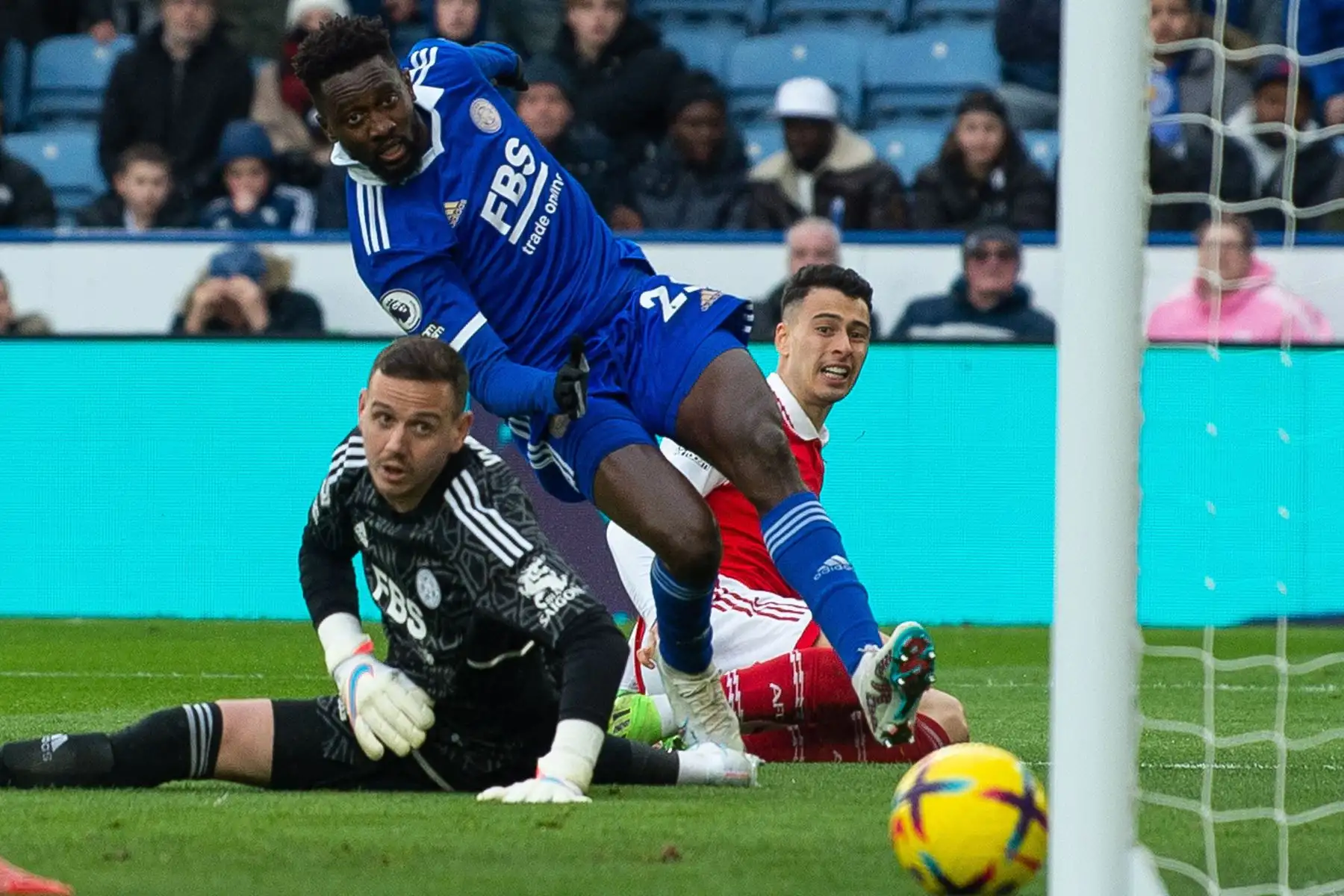 Gabriel Martinelli del Arsenal anota el 0-1 durante el partido de fútbol de la Premier League inglesa entre el Leicester City y el Arsenal, en Leicester del Reino Unido.
Foto: EFE