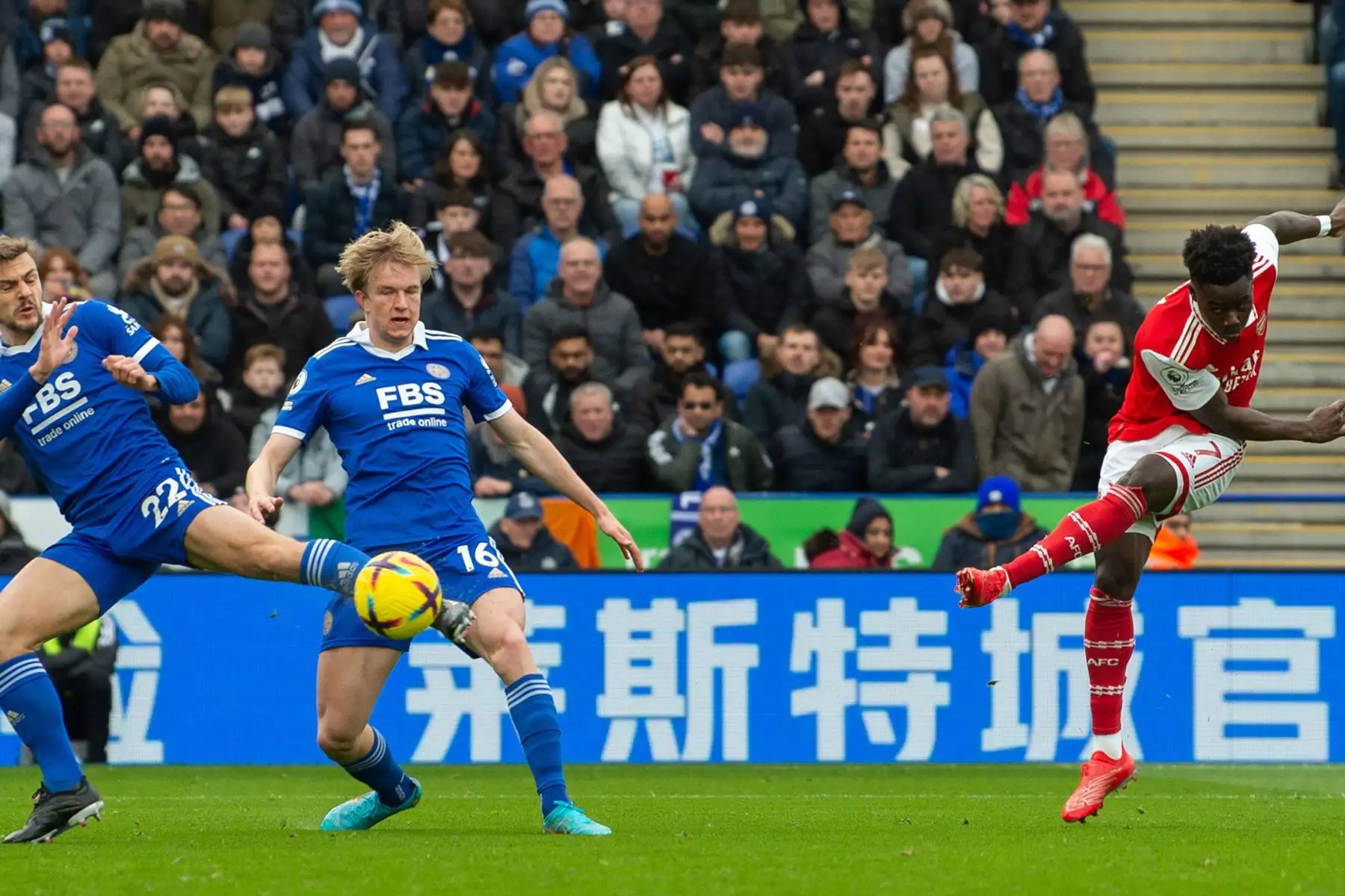 Bukayo Saka  del Arsenal en acción durante el partido de fútbol de la Premier League inglesa entre Leicester City y Arsenal, en Leicester en Reino Unido.
Foto: EFE