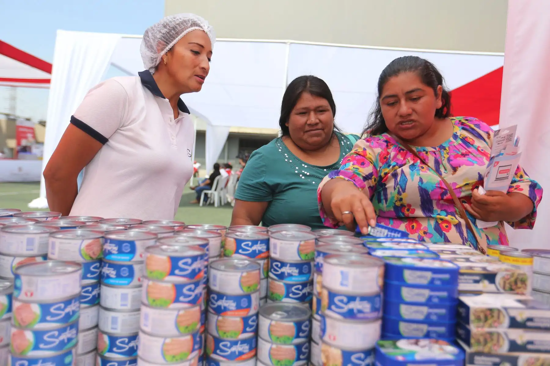 Midis inicia reparto de alimentos que favorecerán  a más de 3500 ollas comunes a nivel nacional en Villa Maria del Triunfo. En la actividad participa  el  ministro de Desarrollo e Inclusión Social, Julio Demartini Montes.
Foto: ANDINA/Tatiana Gamarra