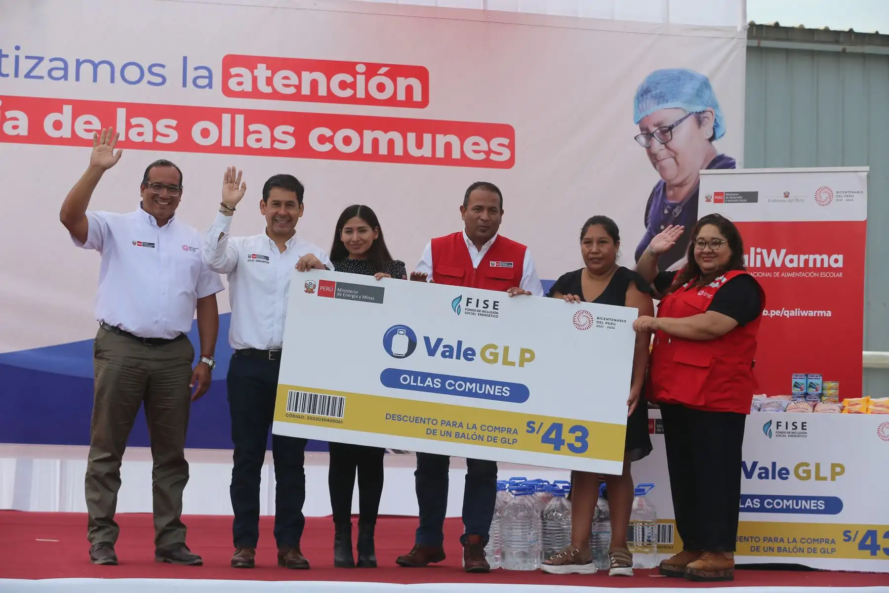 Midis inicia reparto de alimentos que favorecerán  a más de 3500 ollas comunes a nivel nacional en Villa Maria del Triunfo. En la actividad participa  el  ministro de Desarrollo e Inclusión Social, Julio Demartini Montes.
Foto: ANDINA/Tatiana Gamarra