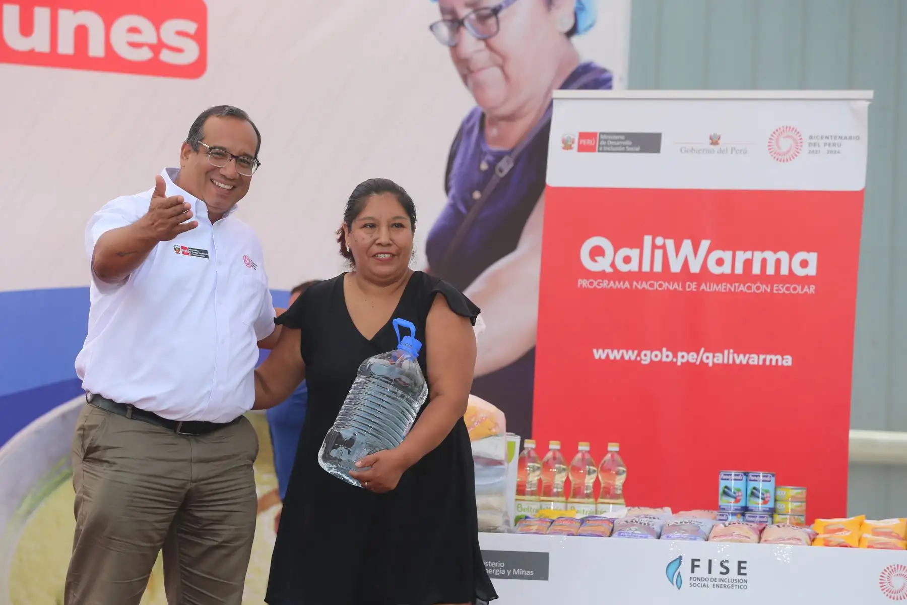 Midis inicia reparto de alimentos que favorecerán  a más de 3500 ollas comunes a nivel nacional en Villa Maria del Triunfo. En la actividad participa  el  ministro de Desarrollo e Inclusión Social, Julio Demartini Montes.
Foto: ANDINA/Tatiana Gamarra