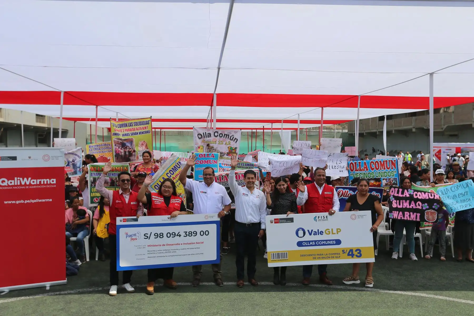 Midis inicia reparto de alimentos que favorecerán  a más de 3500 ollas comunes a nivel nacional en Villa Maria del Triunfo. En la actividad participa  el  ministro de Desarrollo e Inclusión Social, Julio Demartini Montes.
Foto: ANDINA/Tatiana Gamarra