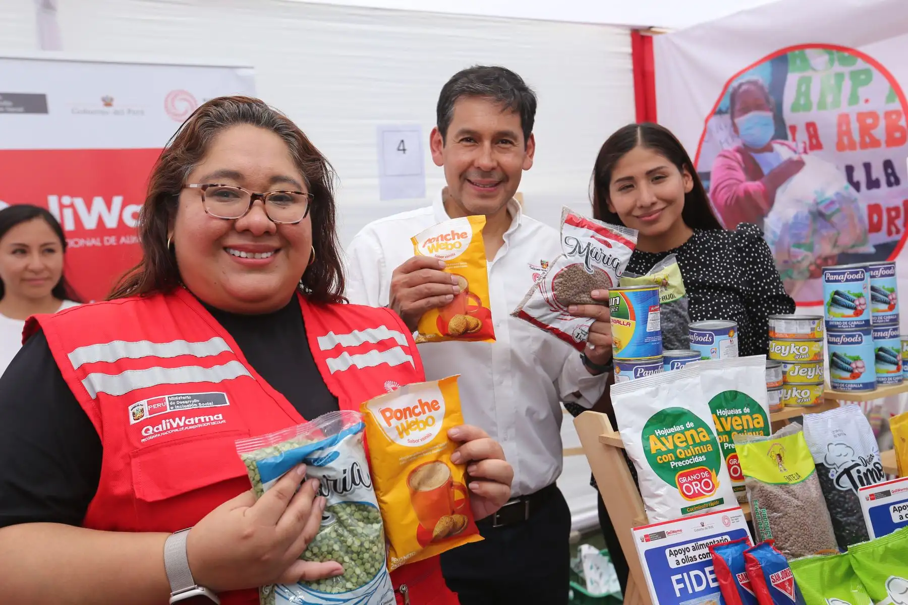 Midis inicia reparto de alimentos que favorecerán  a más de 3500 ollas comunes a nivel nacional en Villa Maria del Triunfo. En la actividad participa  el  ministro de Desarrollo e Inclusión Social, Julio Demartini Montes.
Foto: ANDINA/Tatiana Gamarra