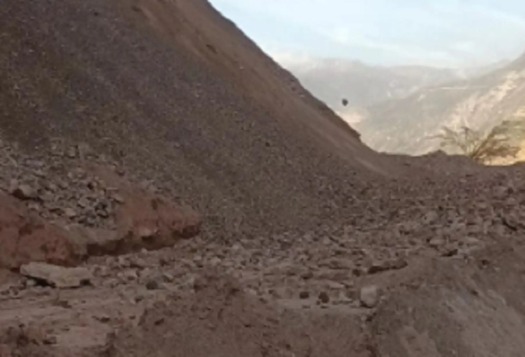 Las intensas lluvias continúan provocando estragos en la región Arequipa. Pobladores del distrito de Quechualla, en la provincia de La Unión quedaron aislados tras el deslizamiento de tierra y piedras en la vía que los comunica con otras zonas del lugar.