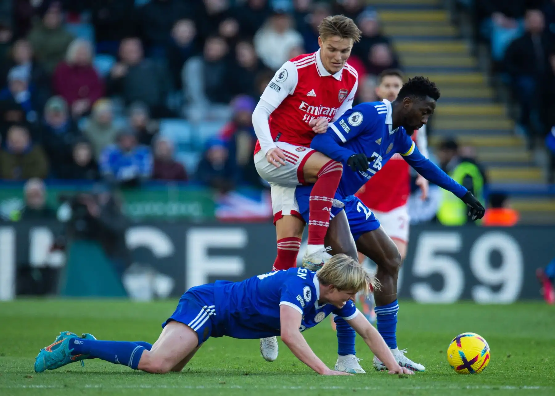 Martin Odegaard del Arsenal en acción con Wilfred Ndidi y Victor Kristiansen (R) de Leicester City durante el partido de fútbol de la Premier League inglesa entre Leicester City y Arsenal, en Leicester, Gran Bretaña.
Foto: EFE