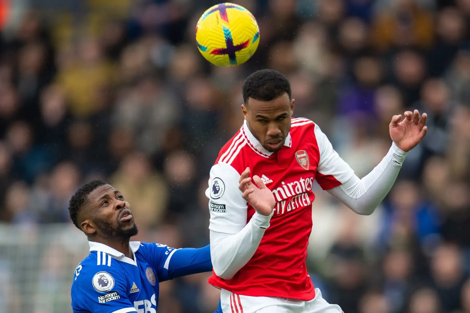 Kelechi Iheanacho de Leicester City en acción con Gabriel de Arsenal durante el partido de fútbol de la Premier League inglesa entre Leicester City y Arsenal, en Leicester, Gran Bretaña.
Foto: EFE