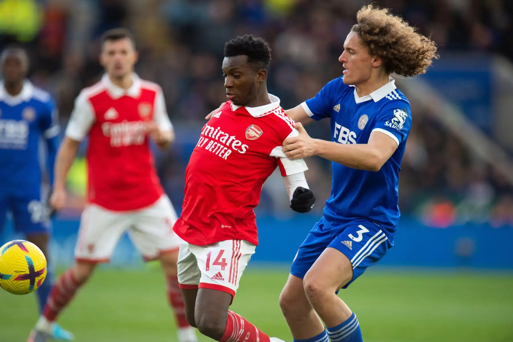 Eddie Nketiah  del Arsenal en acción con Wout Faes del Leicester City durante el partido de fútbol de la Premier League inglesa entre el Leicester City y el Arsenal, en Leicester, Gran Bretaña.
Foto: EFE