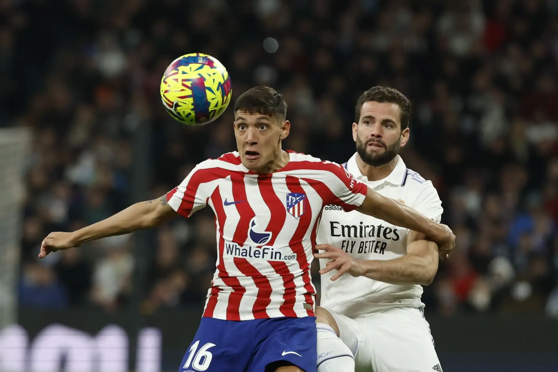 El defensa español del Real Madrid Nacho Fernández disputa un balón con Nahuel Molina , defensa argentino del Atlético de Madrid, durante el partido de la jornada 23 de La Liga que enfrenta al Real Madrid y al Atlético de Madrid en el estadio Santiago Bernabéu.
Foto: EFE