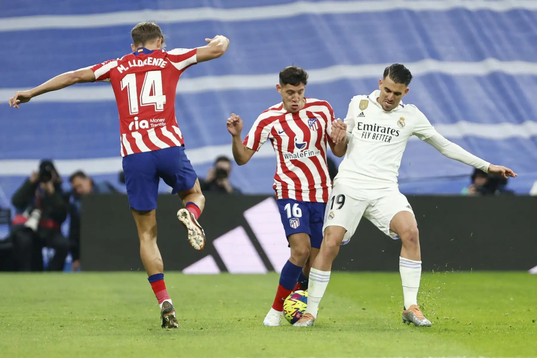El delantero brasileño del Real Madrid Vinicius Jr.  intenta superar al argentino Nahuel Molina, del Atlético de Madrid, durante el partido de la jornada 23 de La Liga que enfrenta  al Real Madrid y al Atlético de Madrid en el estadio Santiago Bernabéu.
Foto: EFE