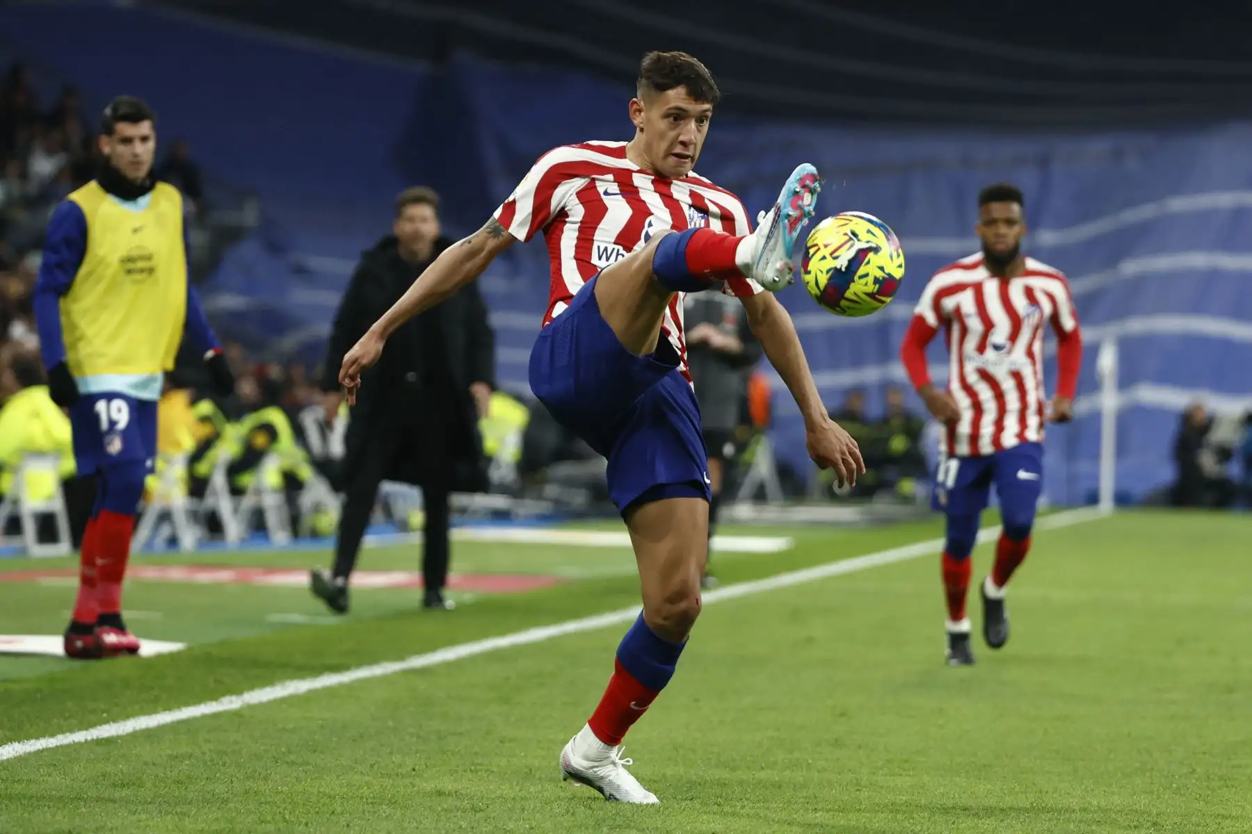 El defensa argentino del Atlético de Madrid Nahuel Molina controla el balón durante el partido de la jornada 23 de La Liga que enfrenta  al Real Madrid y al Atlético de Madrid en el estadio Santiago Bernabéu.
Foto: EFE