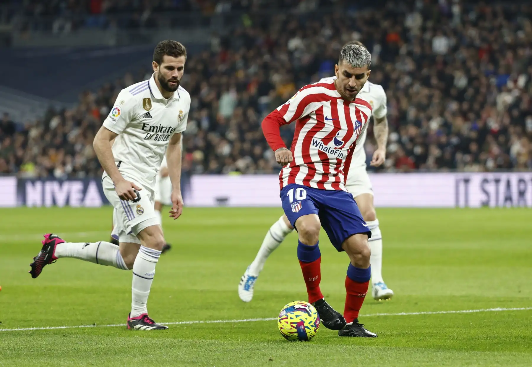 El delantero del Atlético de Madrid Ángel Correa  controla el balón frente a Nacho Fernández, del Real Madrid, durante el partido de la jornada 23 de La Liga donde se  enfrentan el Real Madrid y el Atlético de Madrid en el estadio Santiago Bernabéu.
Foto: EFE