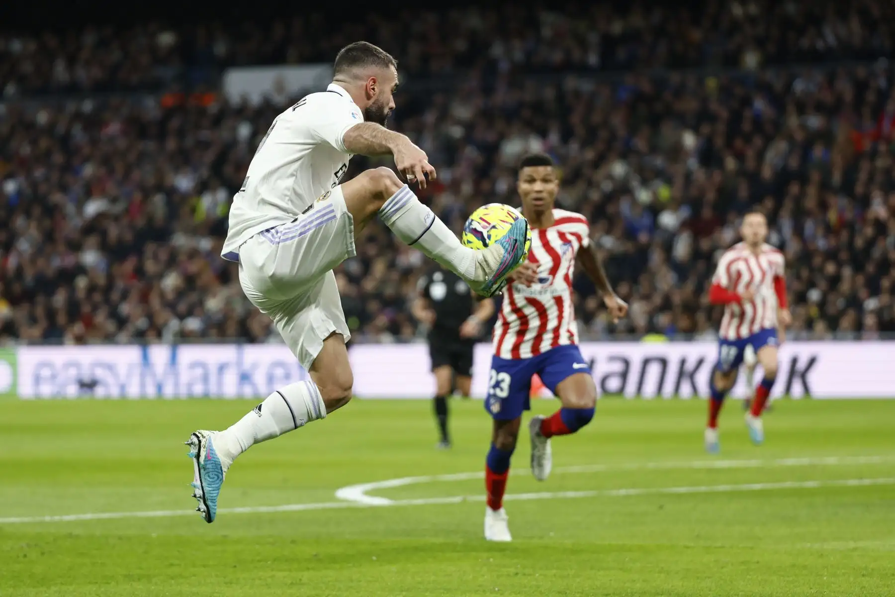 El defensa del Real Madrid Dani Carvajal  controla el balón durante el partido de la jornada 23 de La Liga donde se enfrentan  el Real Madrid y el Atlético de Madrid en el estadio Santiago Bernabé.
Foto: EFE