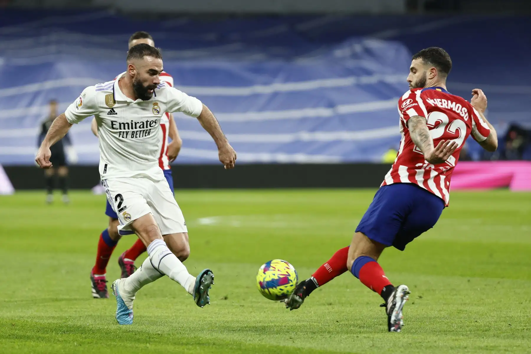 El defensa del Real Madrid Dani Carvajal  lucha con Mario Hermoso, del Atlético de Madrid, durante el partido de la jornada 23 de La Liga donde se  enfrentan  el Real Madrid y el Atlético de Madrid en el estadio Santiago Bernabéu.
Foto: EFE
