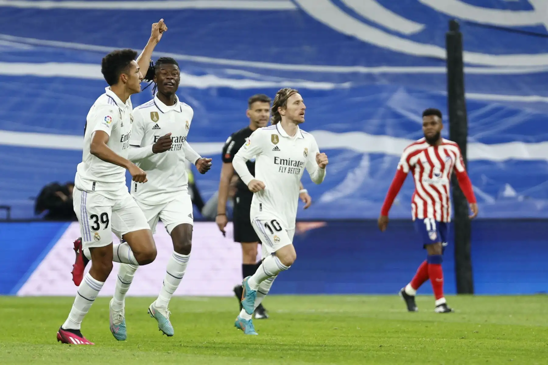 El delantero del Real Madrid Álvaro Rodríguez  celebra tras marcar el 1-1 durante el partido de la jornada 23 de La Liga donde se enfrentan Real Madrid y al Atlético de Madrid en el estadio Santiago Bernabéu.
Foto: EFE