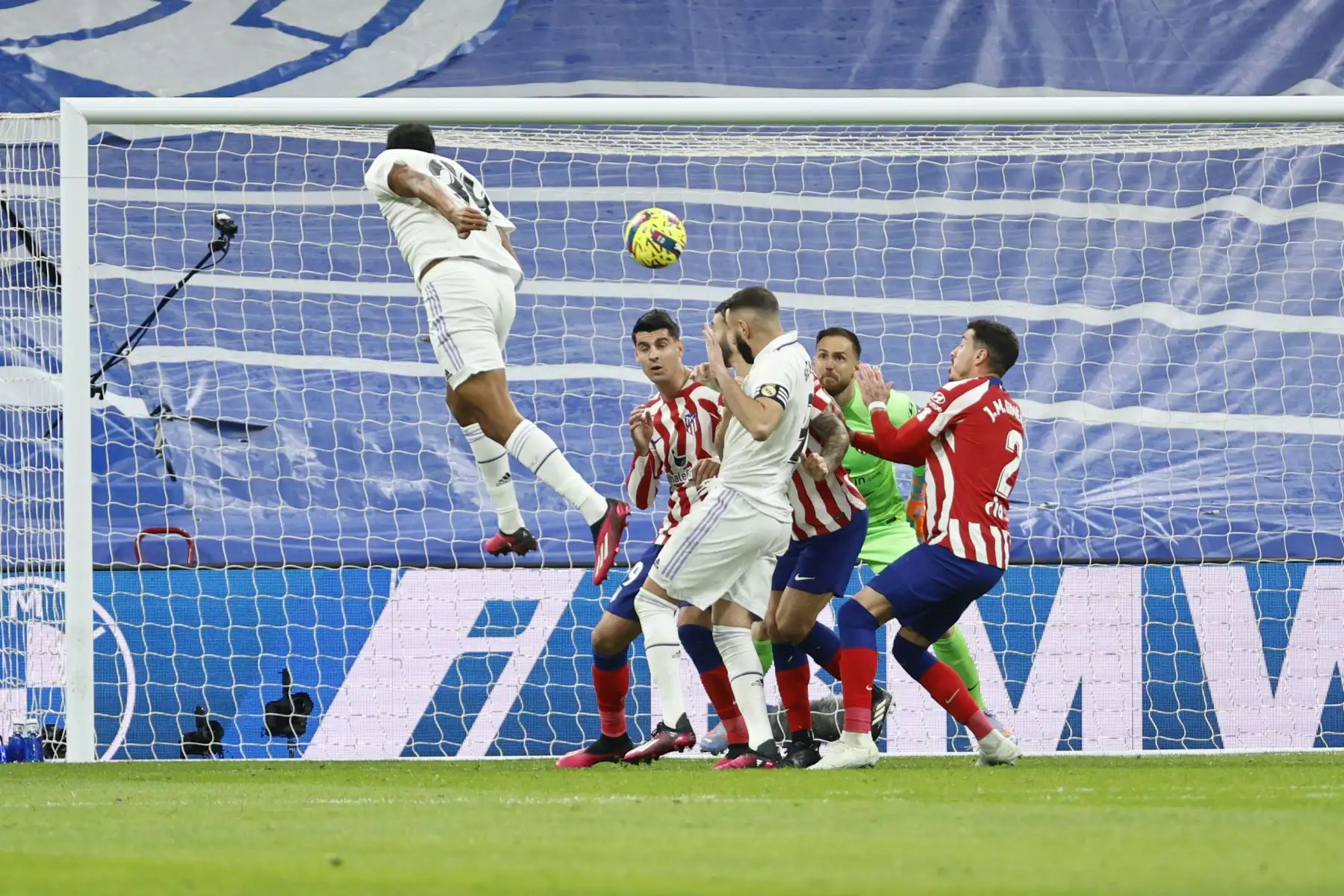 El delantero del Real Madrid Álvaro Rodríguez  remata de cabeza para conseguir su gol durante el partido de la jornada 23 de La Liga donde se  enfrentan  Real Madrid y al Atlético de Madrid en el estadio Santiago Bernabéu.
Foto: EFE