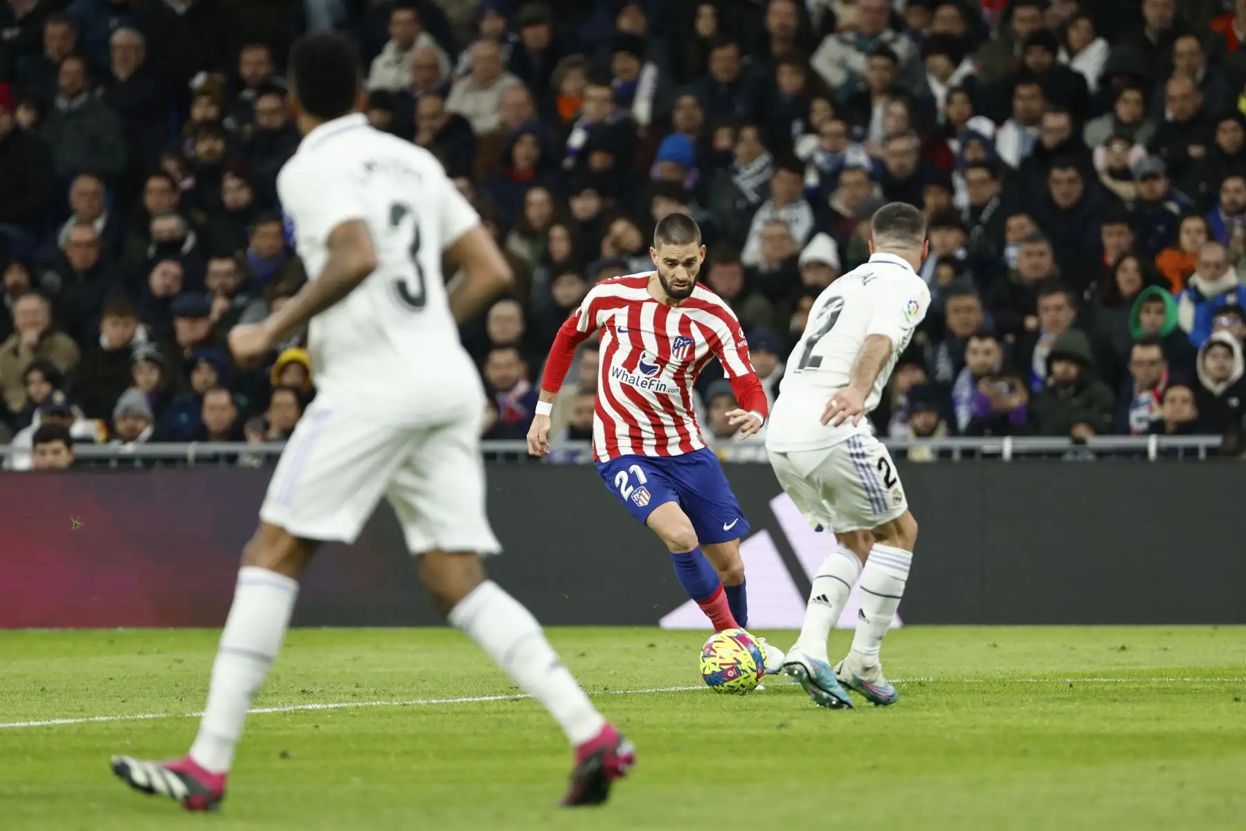El delantero belga del Atlético de Madrid Yannick Carrasco lucha con Dani Carvajal , del Real Madrid, durante el partido de la jornada 23 de LaLiga donde se enfrenta el Real Madrid y el Atlético de Madrid en el estadio Santiago Bernabéu.
Foto: EFE