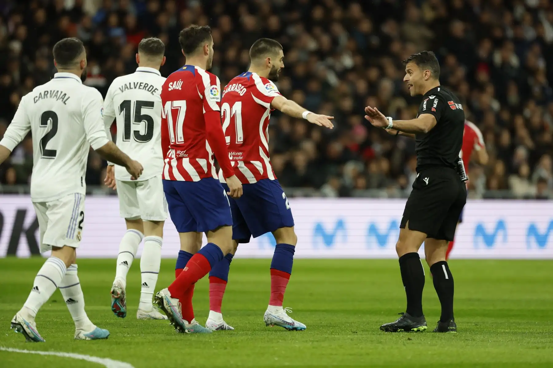 El centrocampista belga del Atlético de Madrid Yannick Carrasco  protesta una acción al colegiado Gil Manzano  durante el partido de la jornada 23 de La Liga donde se enfrentan  Real Madrid y al Atlético de Madrid en el estadio Santiago Bernabéu.
Foto: EFE