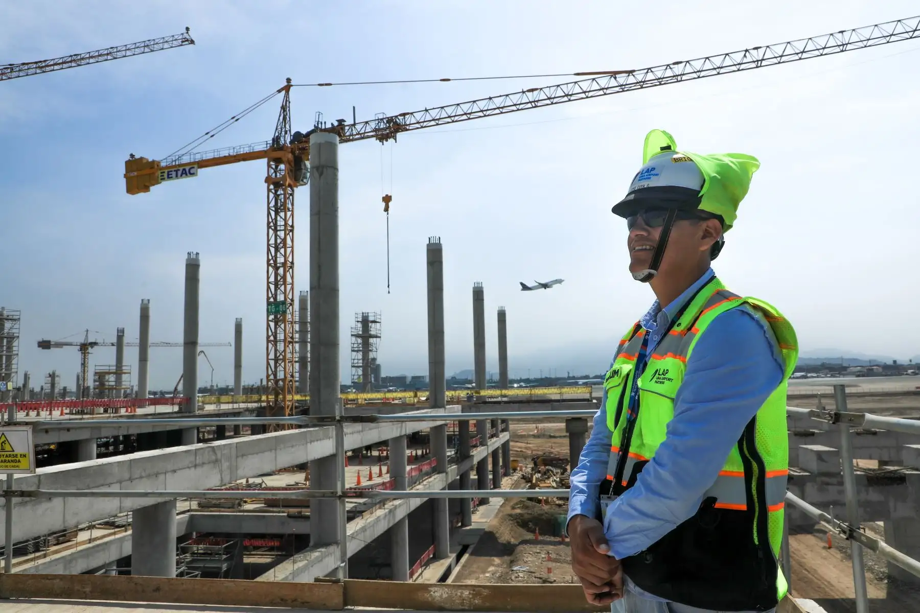 El viceministro de Transportes, Alberto Ñecco, inspeccionó la nueva torre de control del Aeropuerto Internacional Jorge Chávez, con el fin de verificar el avance de los trabajos de instalación de los sistemas de aeronavegación.

Foto: ANDINA/Difusión
