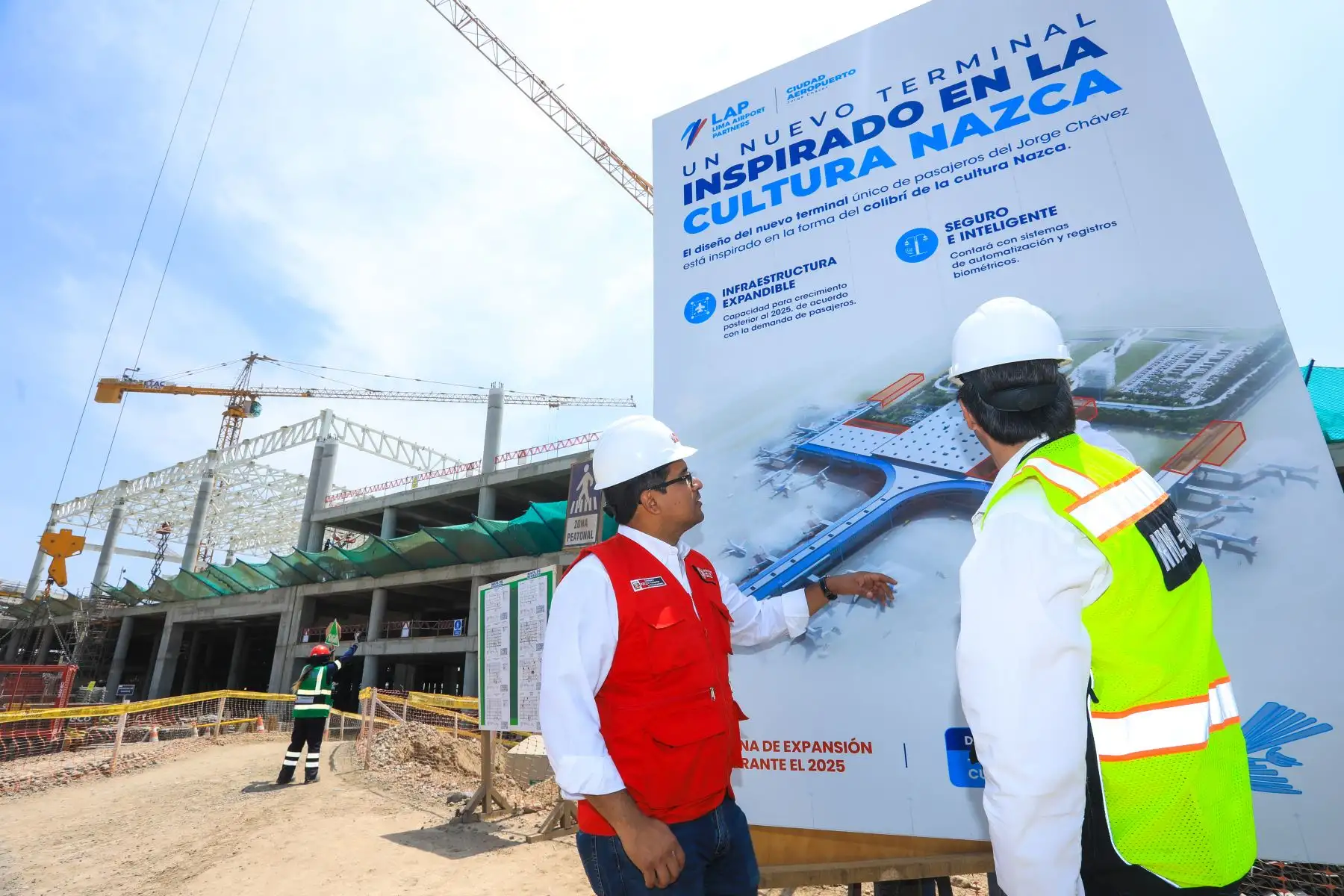 El viceministro de Transportes, Alberto Ñecco, inspeccionó la nueva torre de control del Aeropuerto Internacional Jorge Chávez, con el fin de verificar el avance de los trabajos de instalación de los sistemas de aeronavegación.
Foto: ANDINA/archivo
