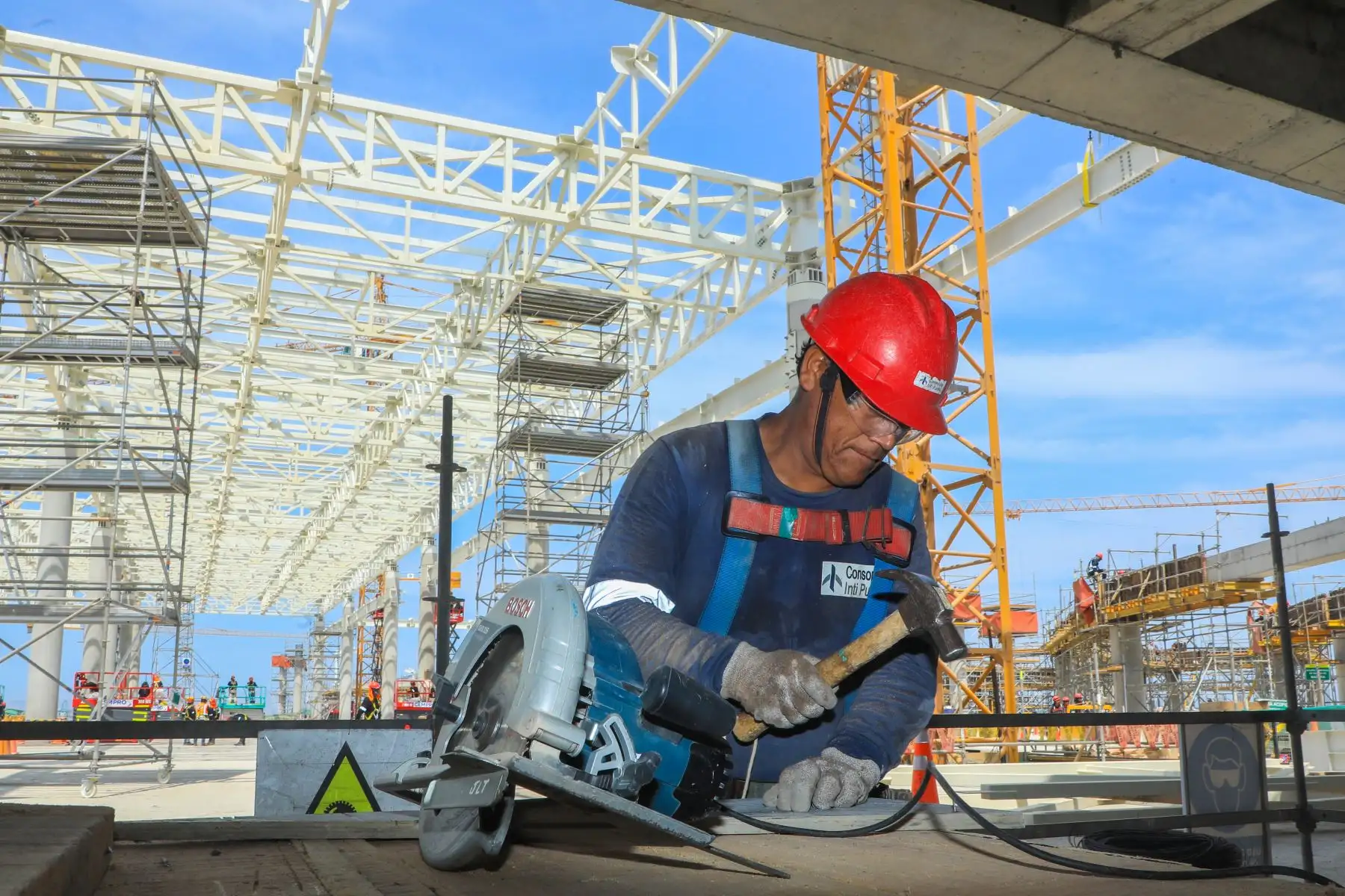 El viceministro de Transportes, Alberto Ñecco, inspeccionó la nueva torre de control del Aeropuerto Internacional Jorge Chávez, con el fin de verificar el avance de los trabajos de instalación de los sistemas de aeronavegación.
Foto: ANDINA/archivo