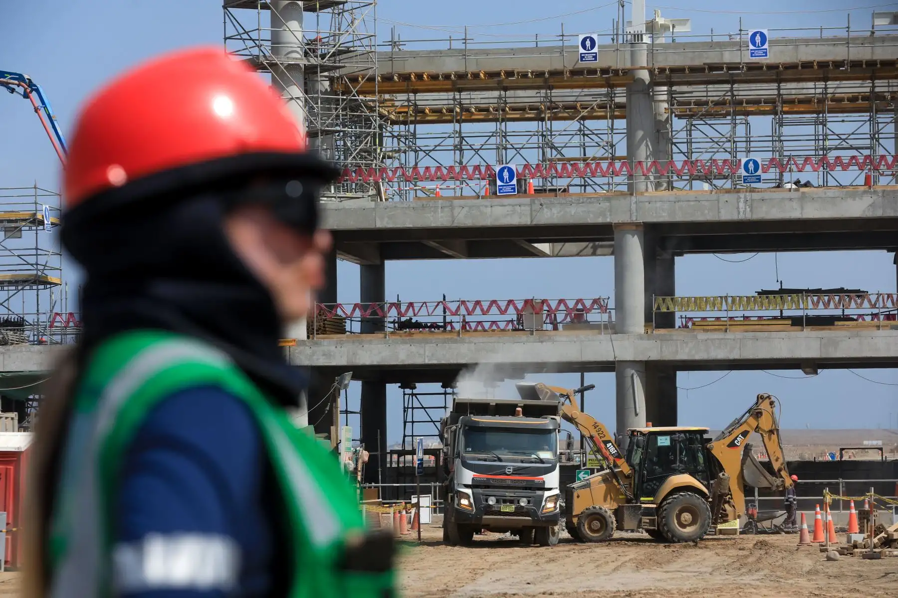 El viceministro de Transportes, Alberto Ñecco, inspeccionó la nueva torre de control del Aeropuerto Internacional Jorge Chávez, con el fin de verificar el avance de los trabajos de instalación de los sistemas de aeronavegación.
Foto: ANDINA/archivo