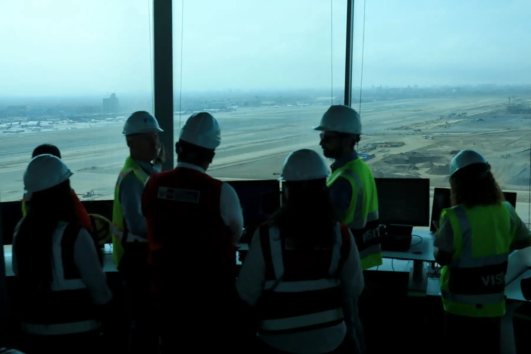 El viceministro de Transportes, Alberto Ñecco, inspeccionó la nueva torre de control del Aeropuerto Internacional Jorge Chávez, con el fin de verificar el avance de los trabajos de instalación de los sistemas de aeronavegación.

Foto: ANDINA/archivo