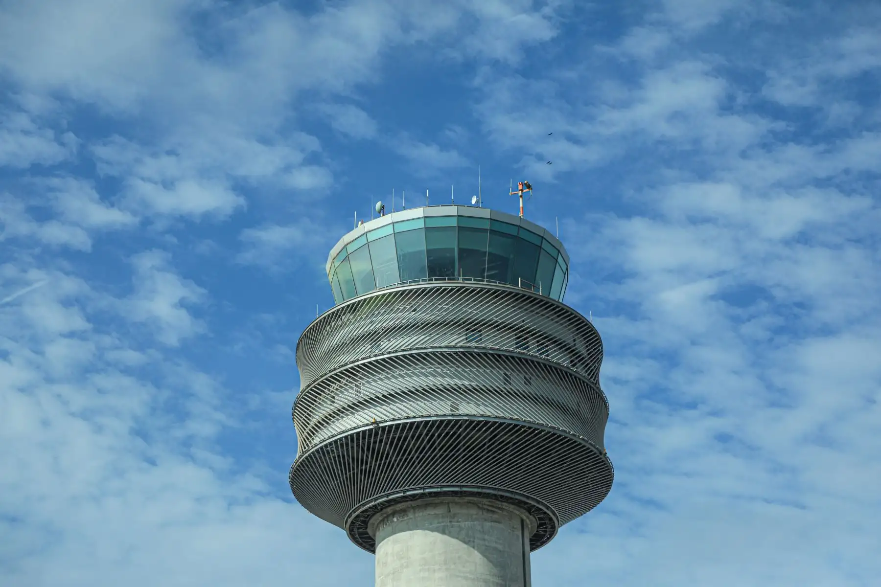 El viceministro de Transportes, Alberto Ñecco, inspeccionó la nueva torre de control del Aeropuerto Internacional Jorge Chávez, con el fin de verificar el avance de los trabajos de instalación de los sistemas de aeronavegación.

Foto: ANDINA/archivo