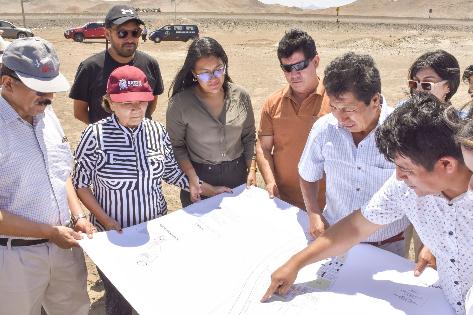Autoridades visualizan plano de nueva sede de Universidad San Marcos en Huarmey. Foto: U. San Marcos