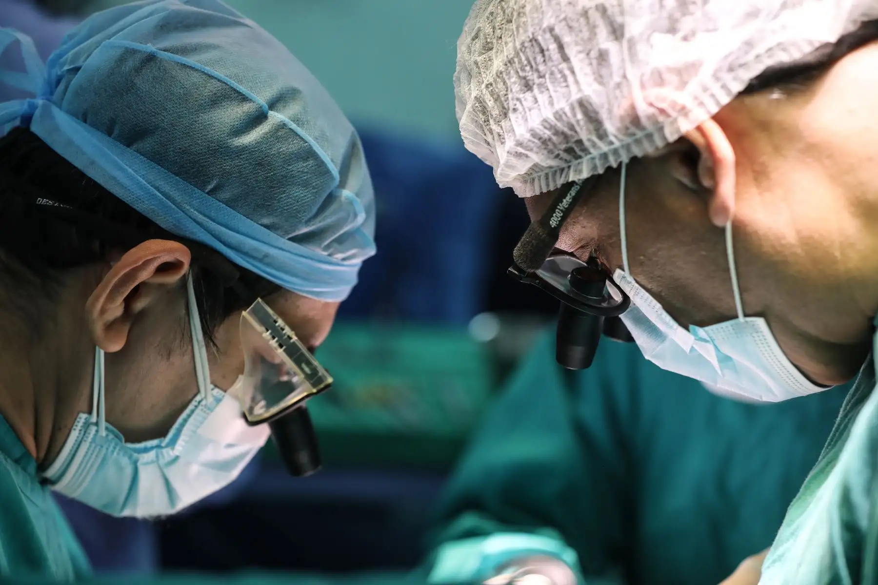 La noche del viernes, un paciente de 57 años falleció tras sufrir un golpe en la cabeza producto de una caída. De inmediato, el equipo de Procura del Hospital Guillermo Almenara Irigoyen de EsSalud realizó las coordinaciones pertinentes con los familiares y lograron darle oportunidad a quienes lo necesitaban.
Foto: EsSalud