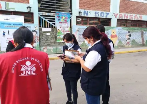Fiscalizadores del JNE, representantes de la ONPE y efectivos de la Policía Nacional y las Fuerzas Armadas supervisan el inicio de Elecciones Internas de las organizaciones políticas en el distrito de Huamantanga, en la provincia de Canta. (Foto: Twitter)