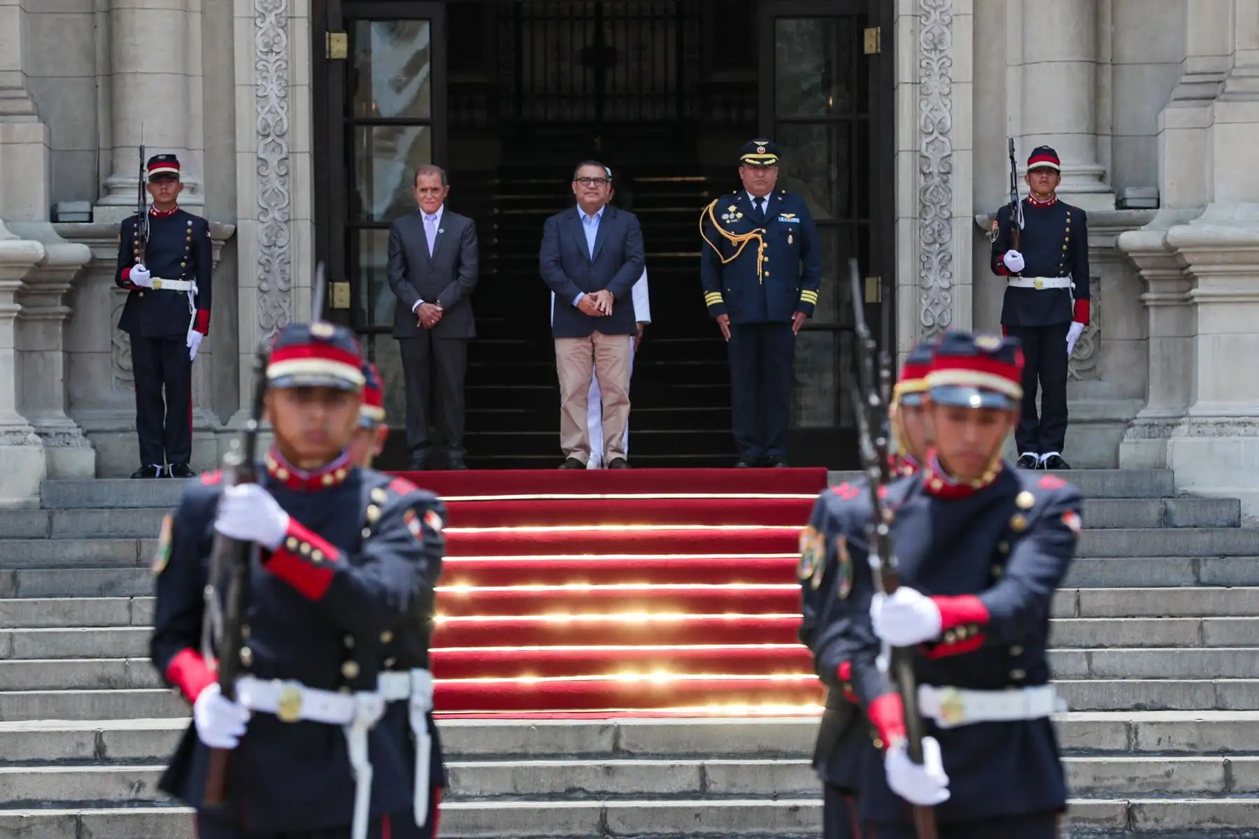 El presidente del Consejo de Ministros, Alberto Otárola, encabeza  el cambio de guardia en Palacio de Gobierno.
Foto:PCM