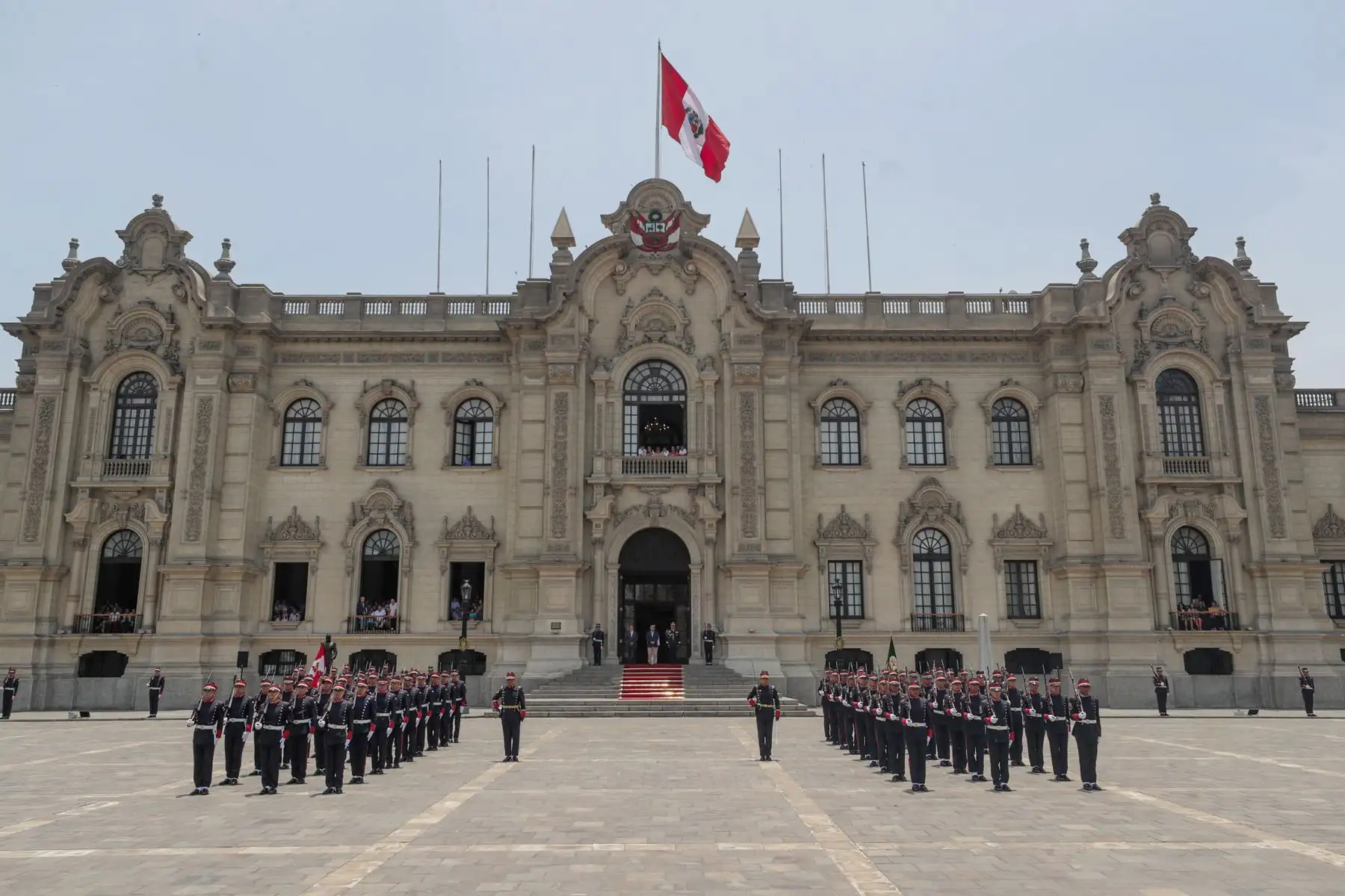El presidente del Consejo de Ministros, Alberto Otárola, encabeza  el cambio de guardia en Palacio de Gobierno.
Foto:PCM