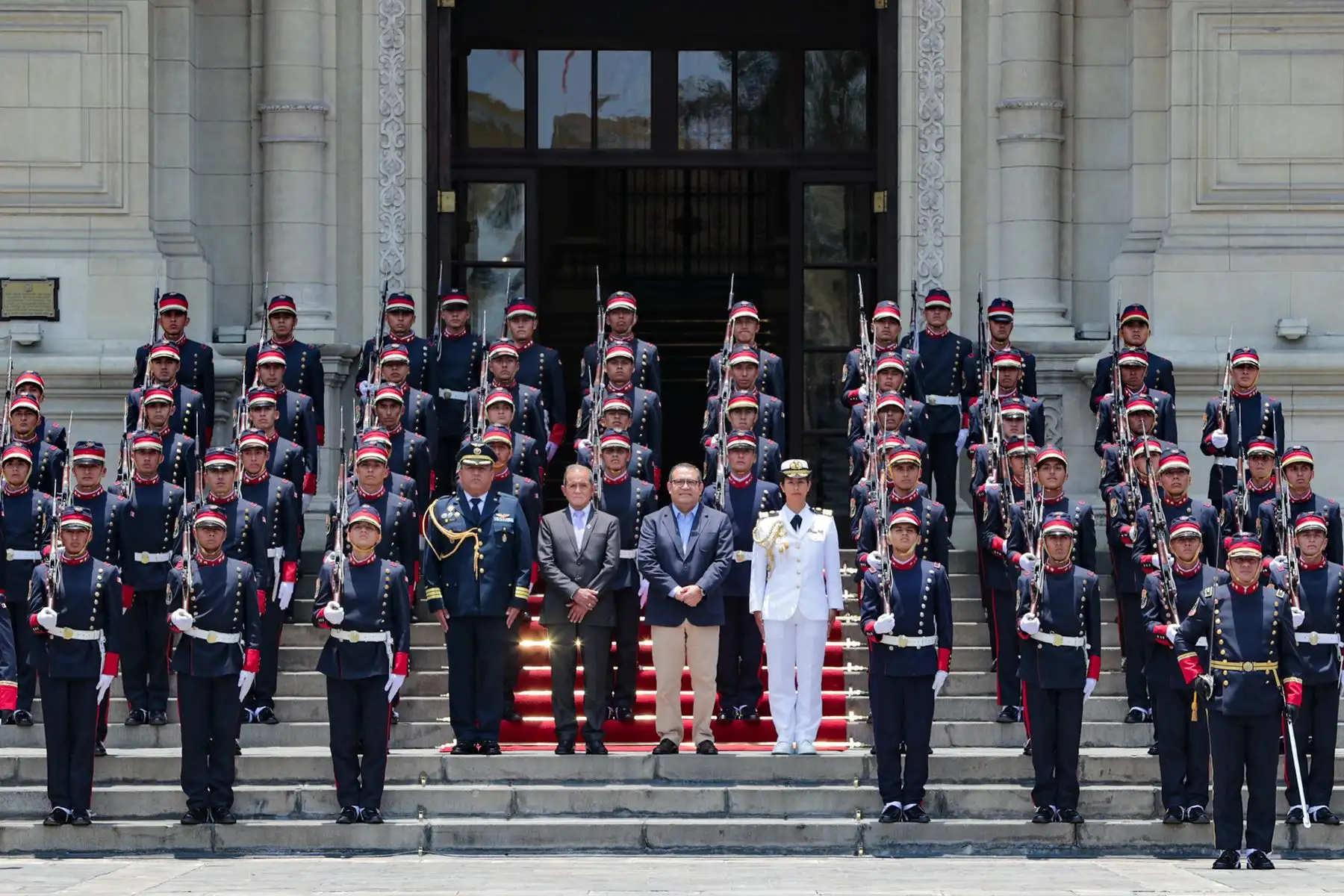 El presidente del Consejo de Ministros, Alberto Otárola, encabeza  el cambio de guardia en Palacio de Gobierno.
Foto:PCM