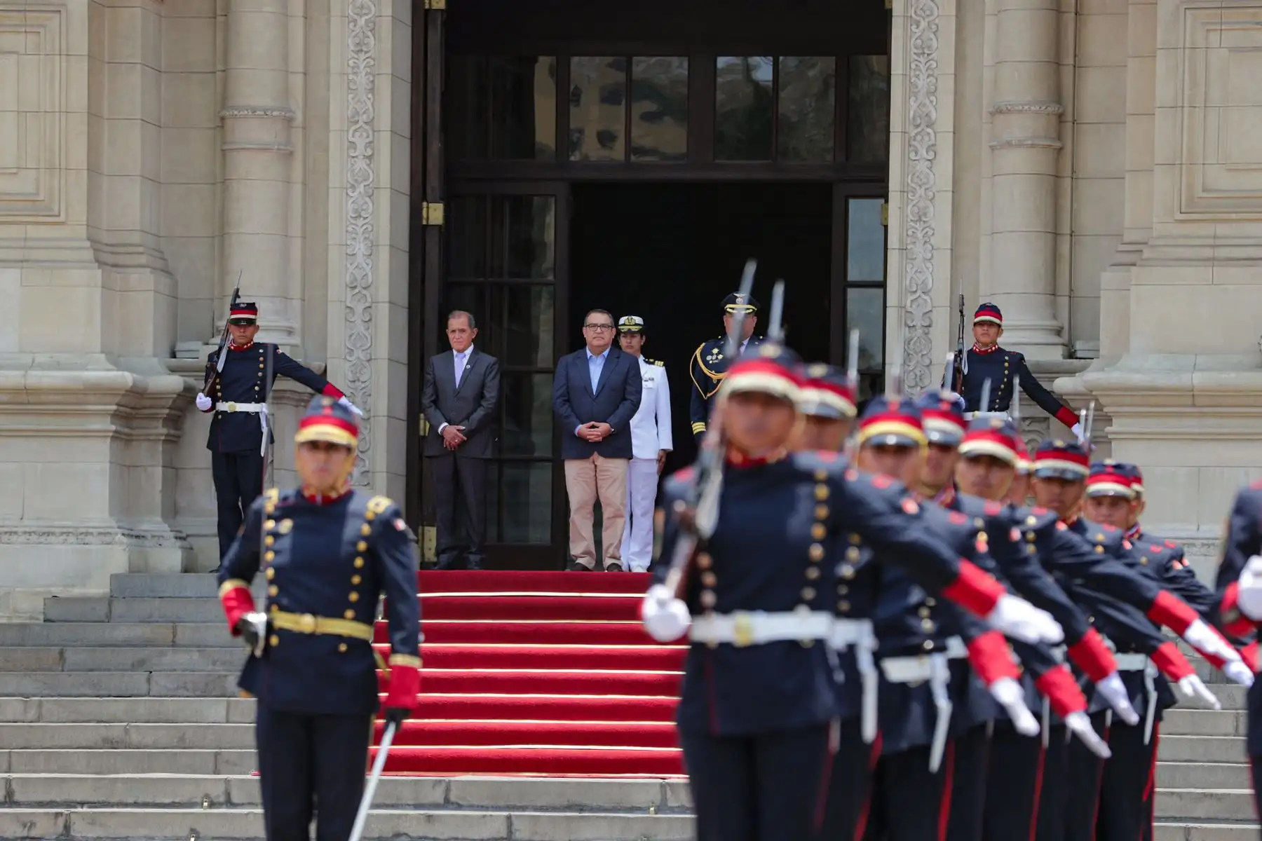 El presidente del Consejo de Ministros, Alberto Otárola, encabeza  el cambio de guardia en Palacio de Gobierno.
Foto:PCM