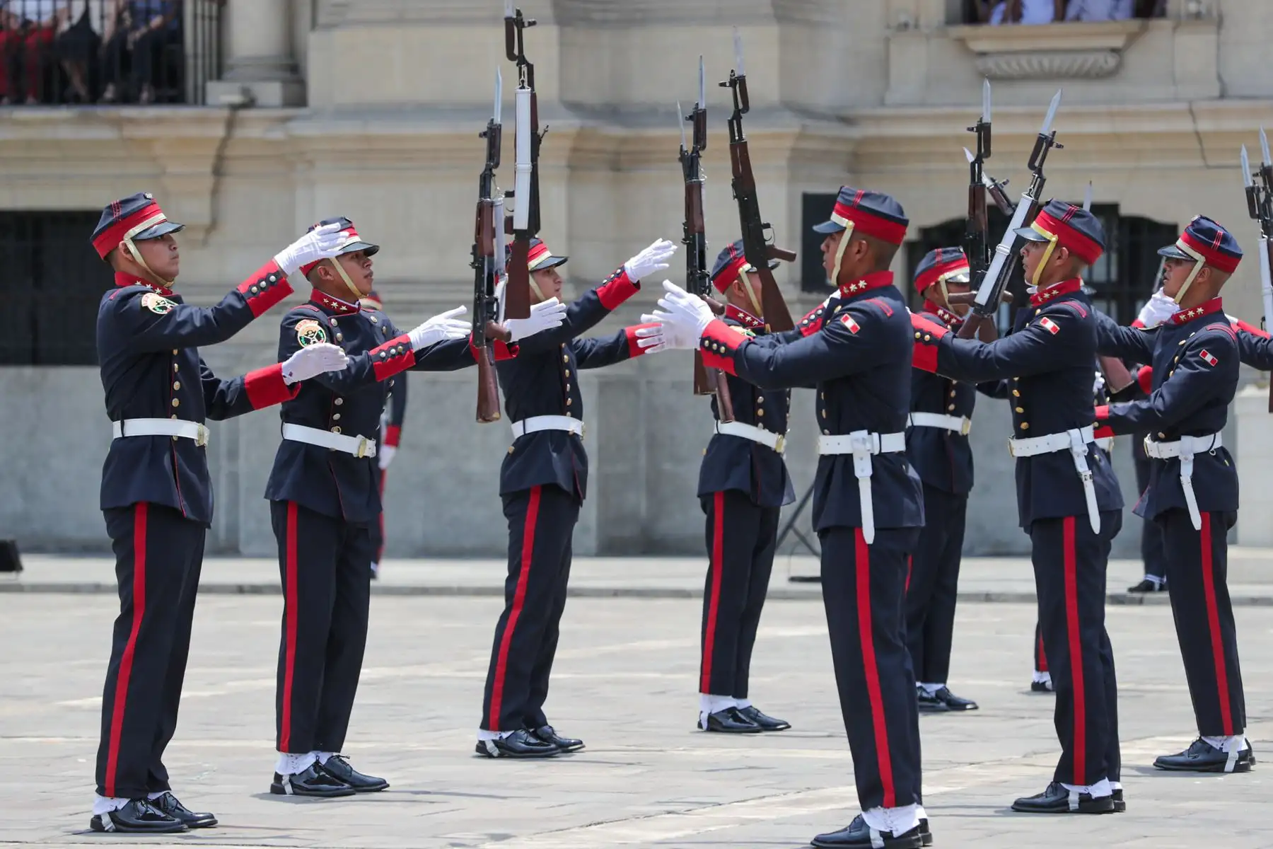 El presidente del Consejo de Ministros, Alberto Otárola, encabeza  el cambio de guardia en Palacio de Gobierno.
Foto:PCM