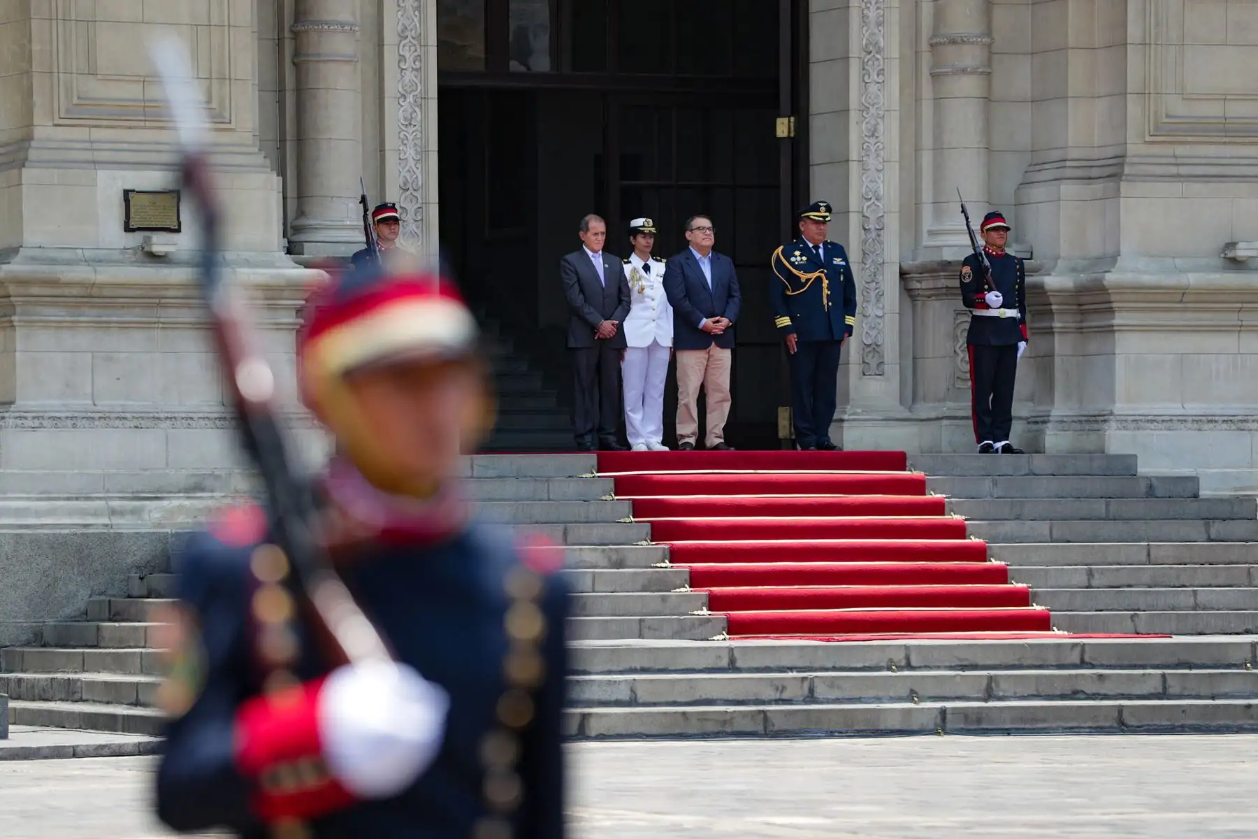 El presidente del Consejo de Ministros, Alberto Otárola, encabeza  el cambio de guardia en Palacio de Gobierno.
Foto:PCM