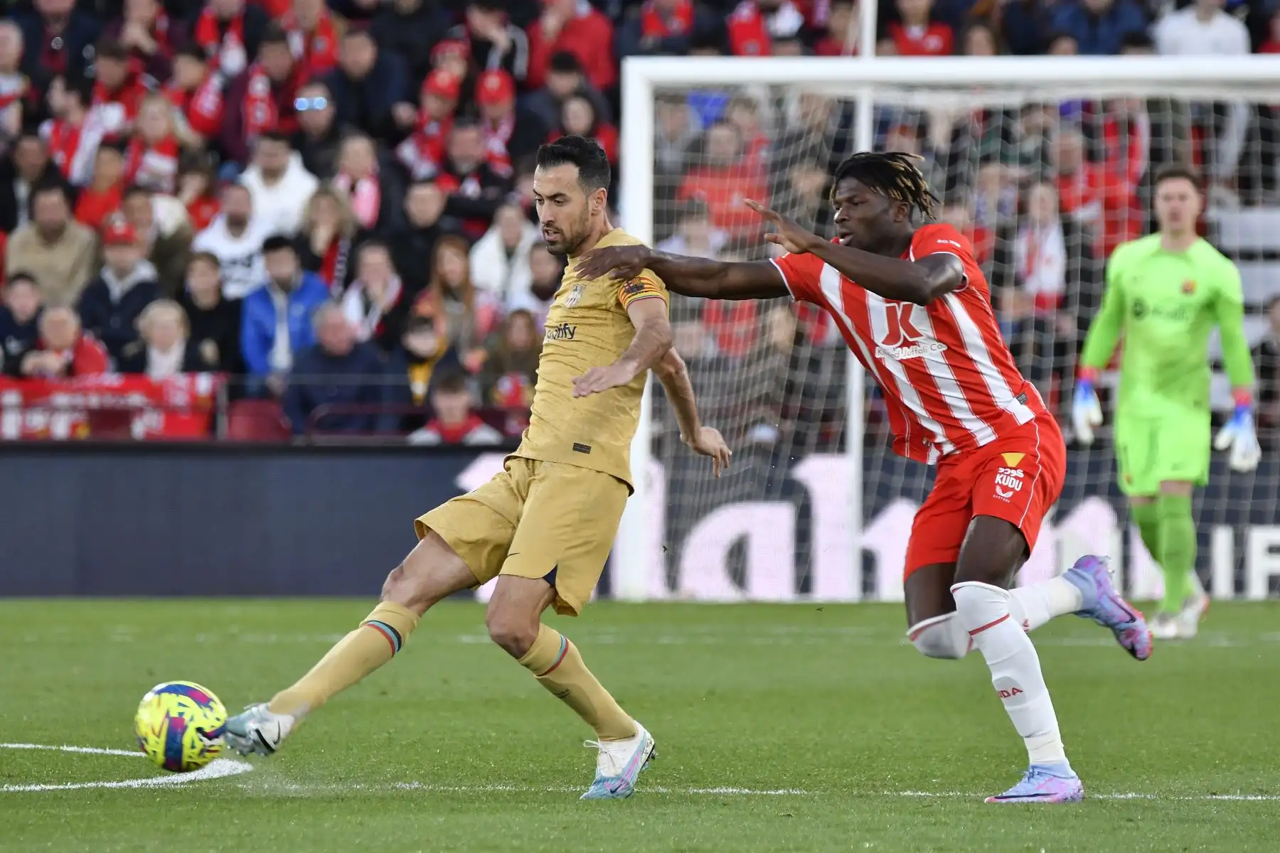 El centrocampista español del FC Barcelona Serbio Busquets disputa un balón con El Bilal Touré, delantero maliense del Almería, durante el encuentro de LaLiga Santander entre el UD Almería y el FC Barcelona.