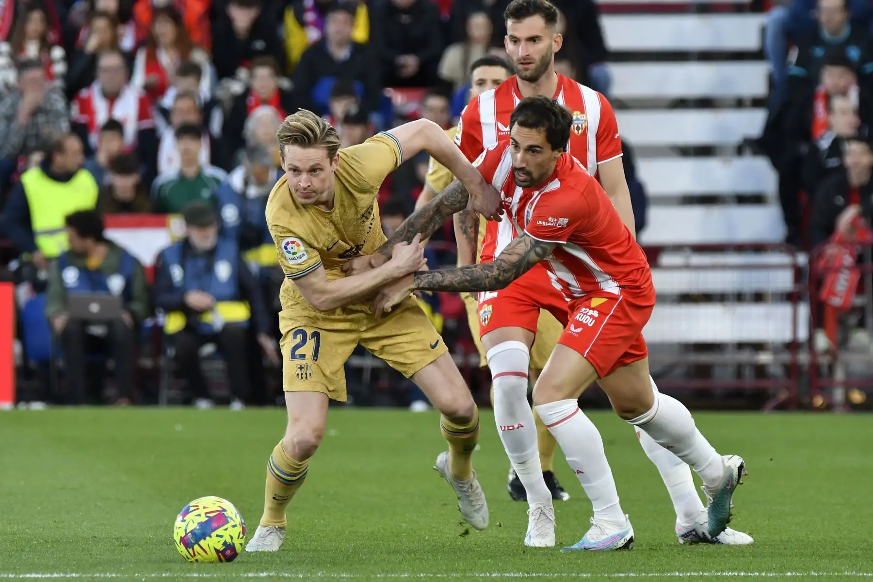 El centrocampista neerlandés del FC Barcelona Frenkie de Jong disputa un balón con Íñigo Eguaras , centrocampista español del Almería, durante el encuentro de LaLiga Santander entre el UD Almería y el FC Barcelona.
Foto: EFE