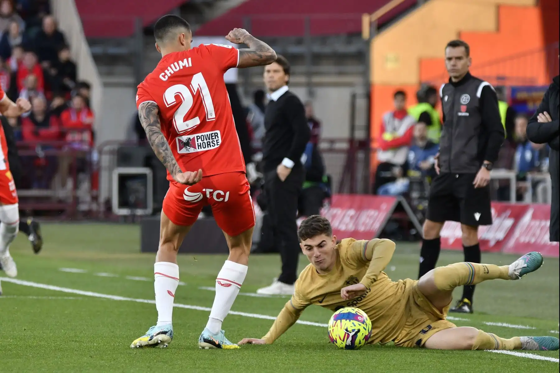 El centrocampista del FC Barcelona Gavi  disputa un balón con Chumi , defensa del Almería, durante el encuentro de La Liga Santander entre el UD Almería y el FC Barcelona .
Foto: EFE