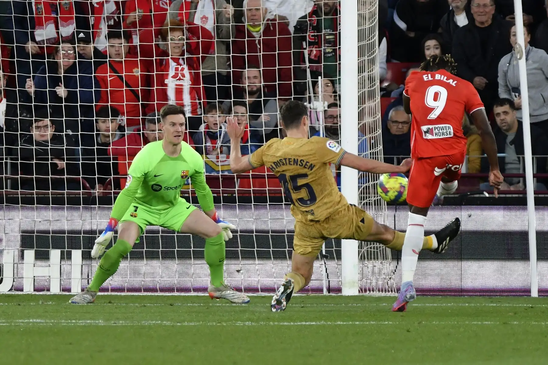 El delantero maliense del Almería El Bilal Touré  marca el 1-0 durante el encuentro de La Liga Santander entre el UD Almería y el FC Barcelona celebrado en el Power Horse Stadium de Almería. 
Foto: EFE